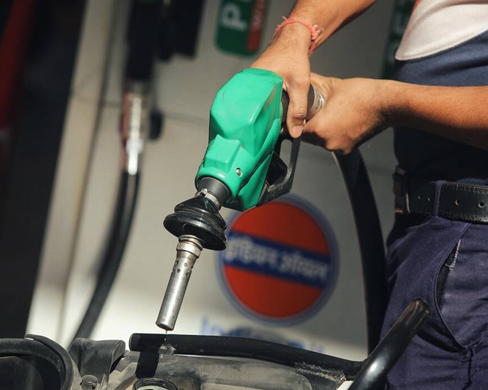 Petrol, diesel price rise again; petrol above Rs 100-mark in many districts of MP, Maha & Raj