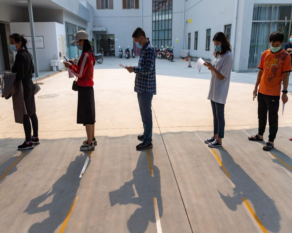 Philippines extends virus lockdown to mid-May