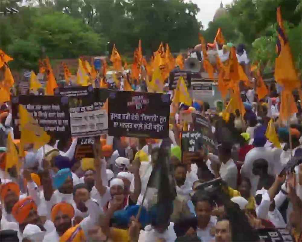 SAD takes out protest march against farm laws in Delhi; Sukhbir, Harsimrat, others detained