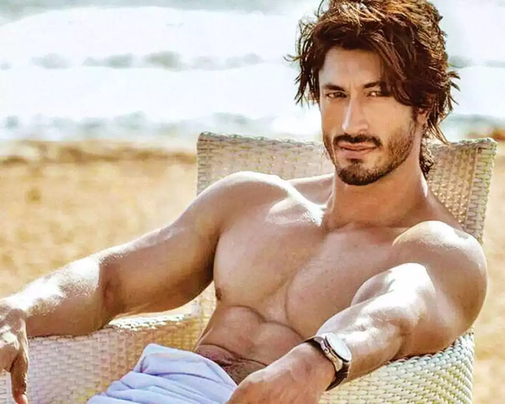 Vidyut Jammwal dedicates 'Teri mitti' song to mothers of stuntmen