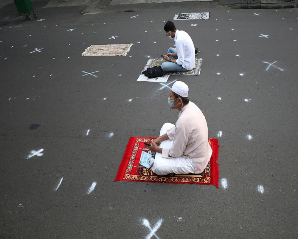 Virus stifles Muslims' Eid al-Fitr celebrations for 2nd year