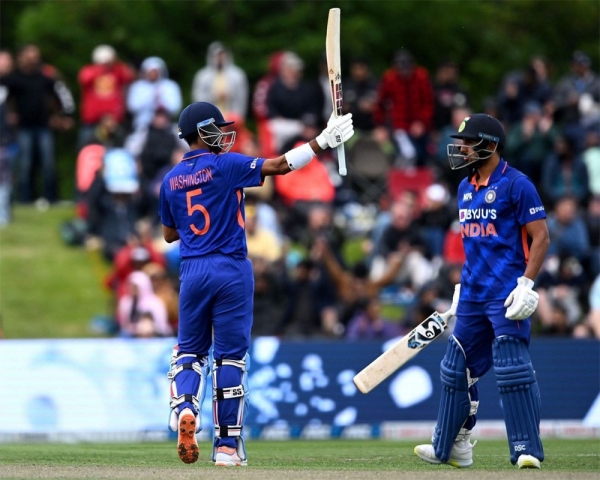 New Zealand bowl out sloppy India for 219 in must-win 3rd ODI