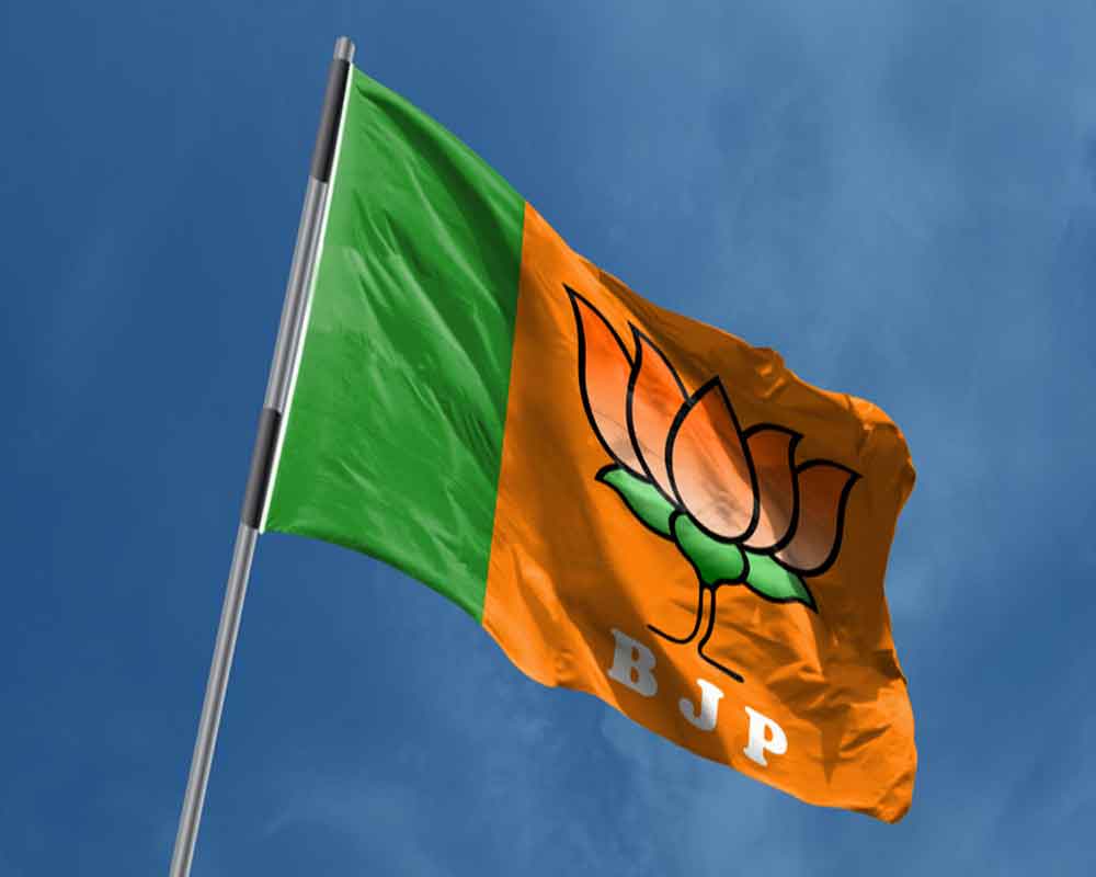 BJP set to retain Guj; Himachal cliffhanger
