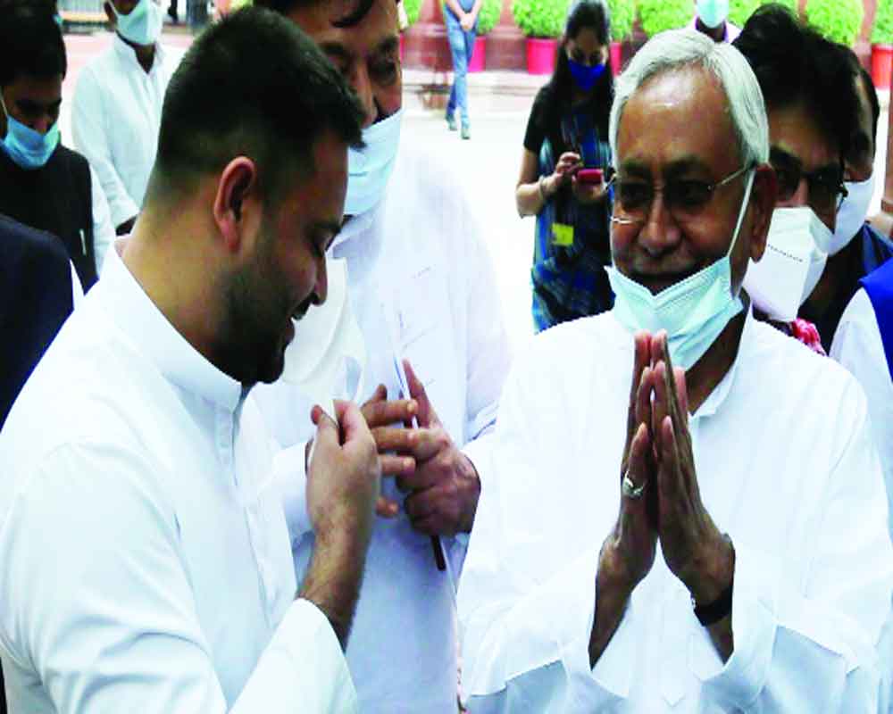 Nitish bowls another googly on caste census