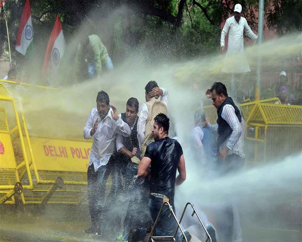 Police uses water cannon against BJP workers protesting against AAP govt