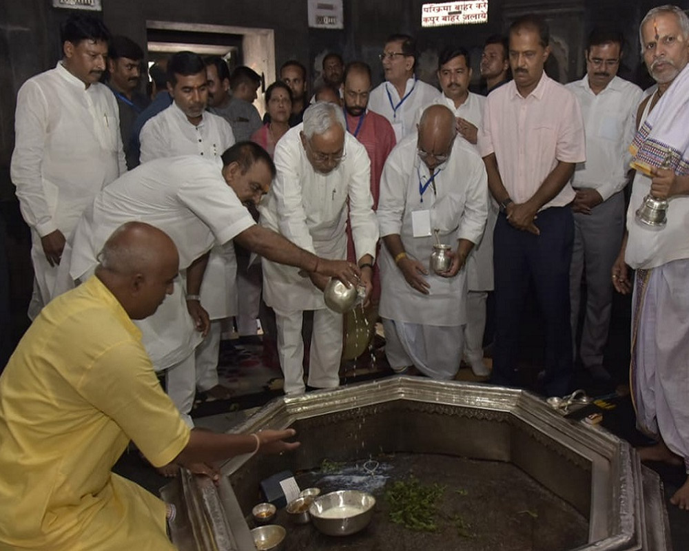 Political storm in Bihar after Muslim minister enters temple with Nitish