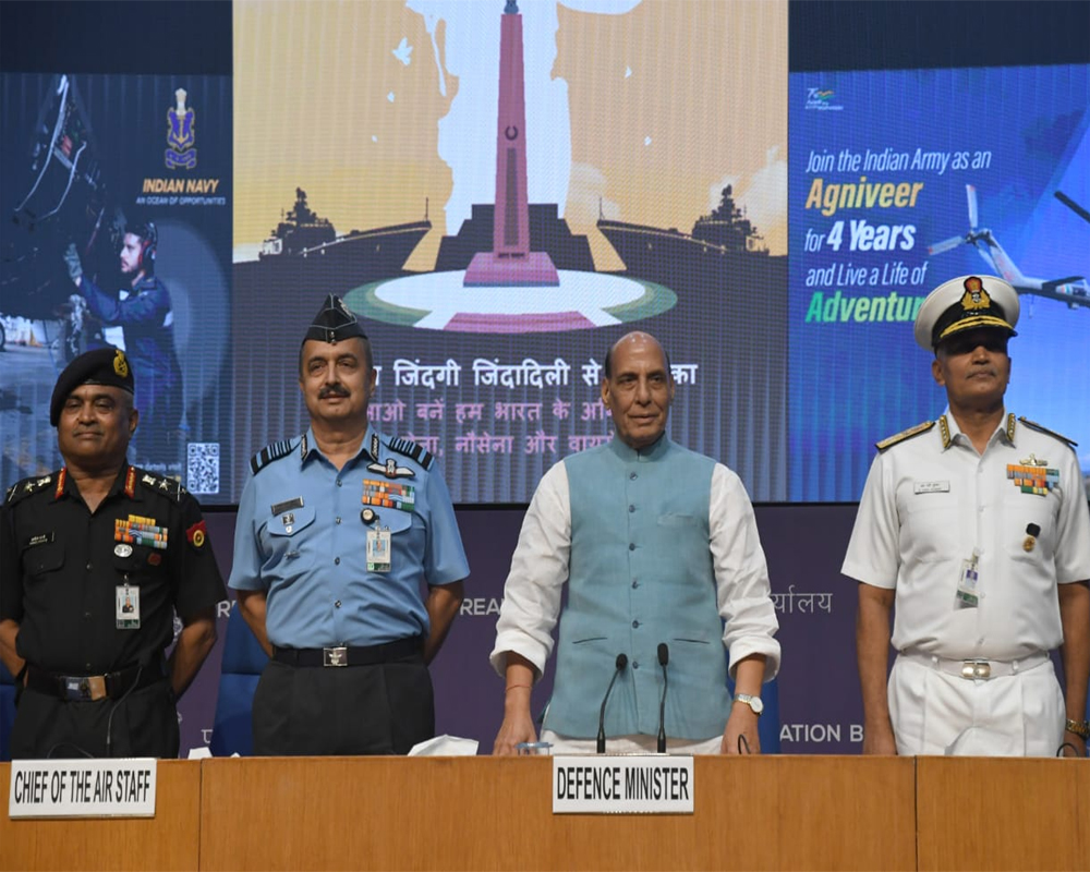 Rajnath meets top brass of Army, Navy and IAF