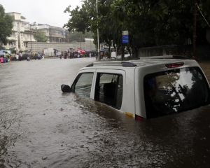3 injured in Mumbai landslide after heavy rains; flooded roads & traffic snarls continue to plague citizens