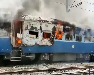 Protests sparked by Centre's ‘Agnipath' scheme turn violent in Bihar; trains set afire, BJP MLA injured