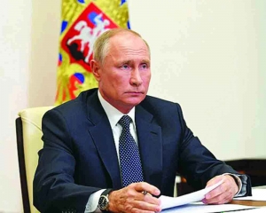 Putin signs treaties annexing Ukrainian regions