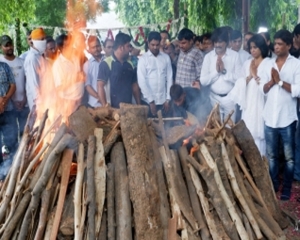 Raju Srivastava cremated, son Ayushmaan performs last rites