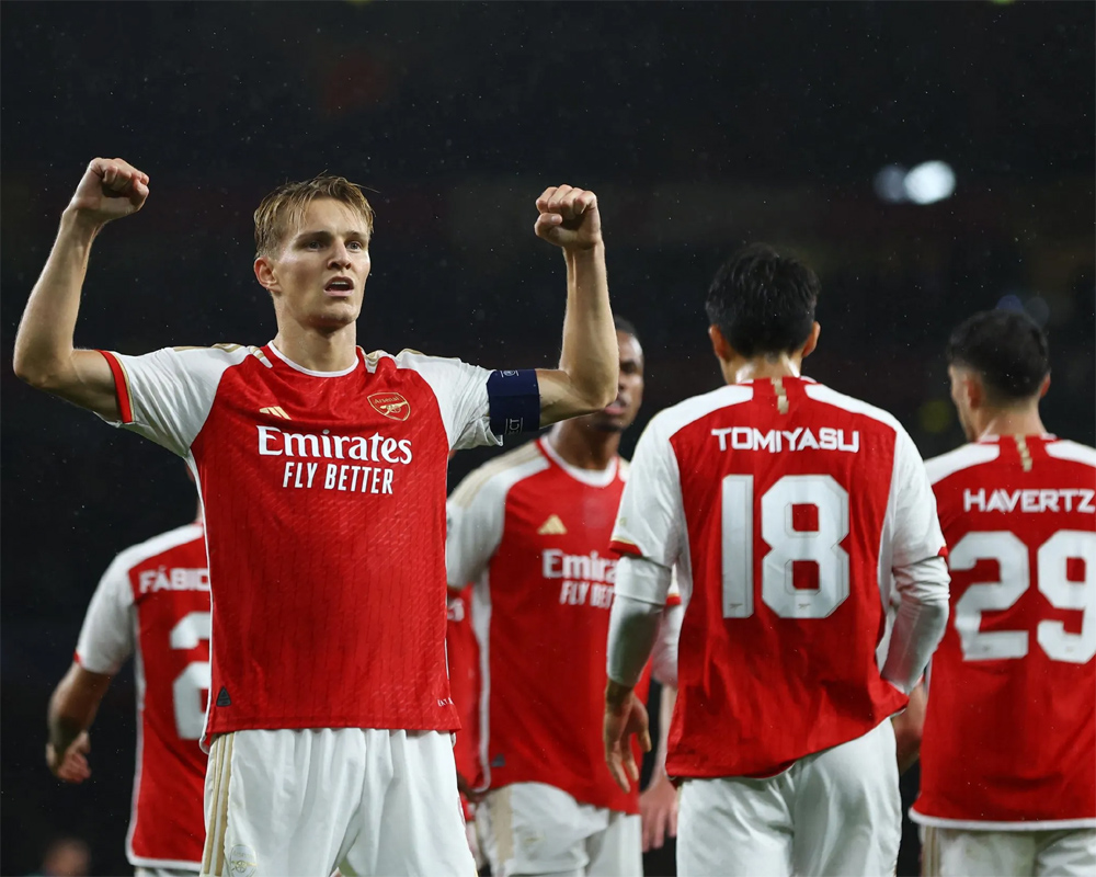 Arsenal makes winning return to Champions League by beating PSV Eindhoven 4-0 in rain