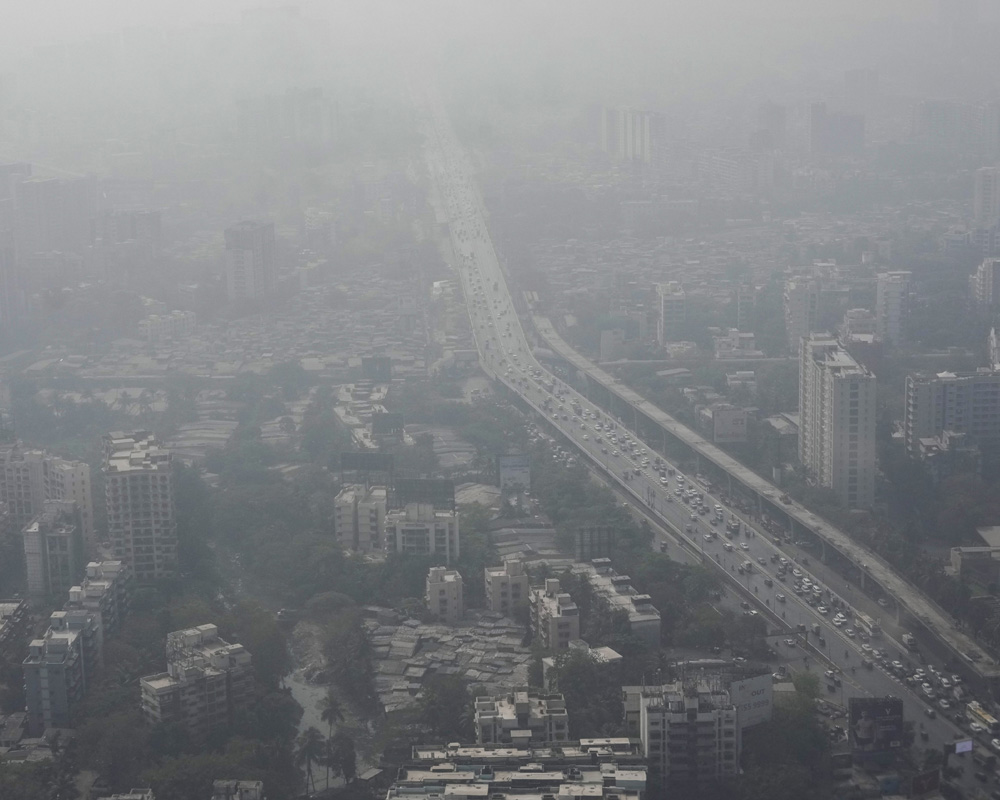 Delhi shivers at 2 degrees, fog delays flights at IGI airport