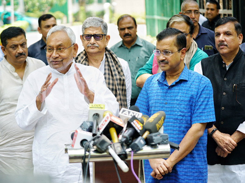 Nitish backs Kejriwal in tussle with Centre