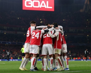 Arsenal hits 6 and advances in Champions League. Man United again scores 3 yet stays in last place