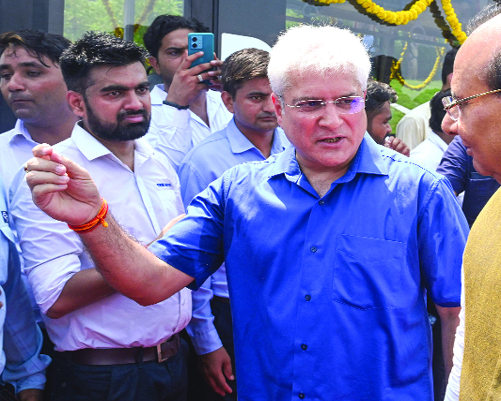 Embarrassed by â€˜Sheesh Mahalâ€™, infighting Kailash Gahlot quits AAP