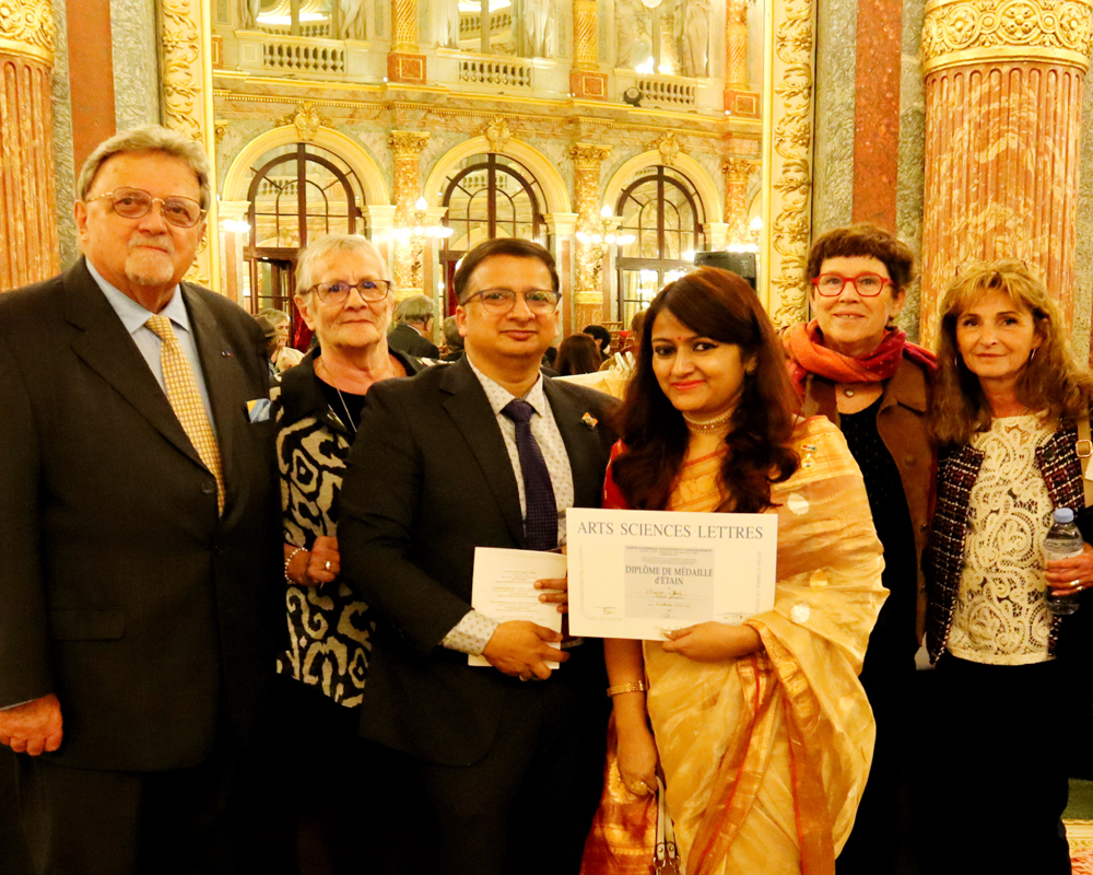 Indian Artist Swati Ghosh Honored with Prestigious DiplÃ´me de MÃ©daille d'Ã‰tain in Paris