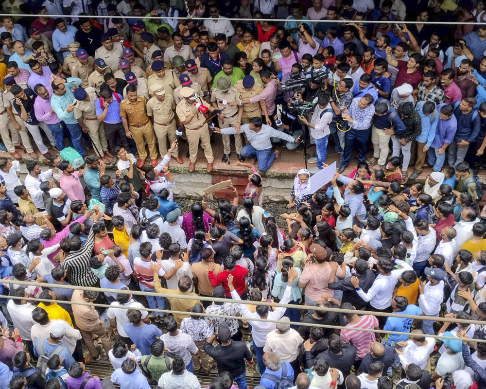 Internet suspended, schools remain shut in Badlapur day after massive protest over sexual abuse case