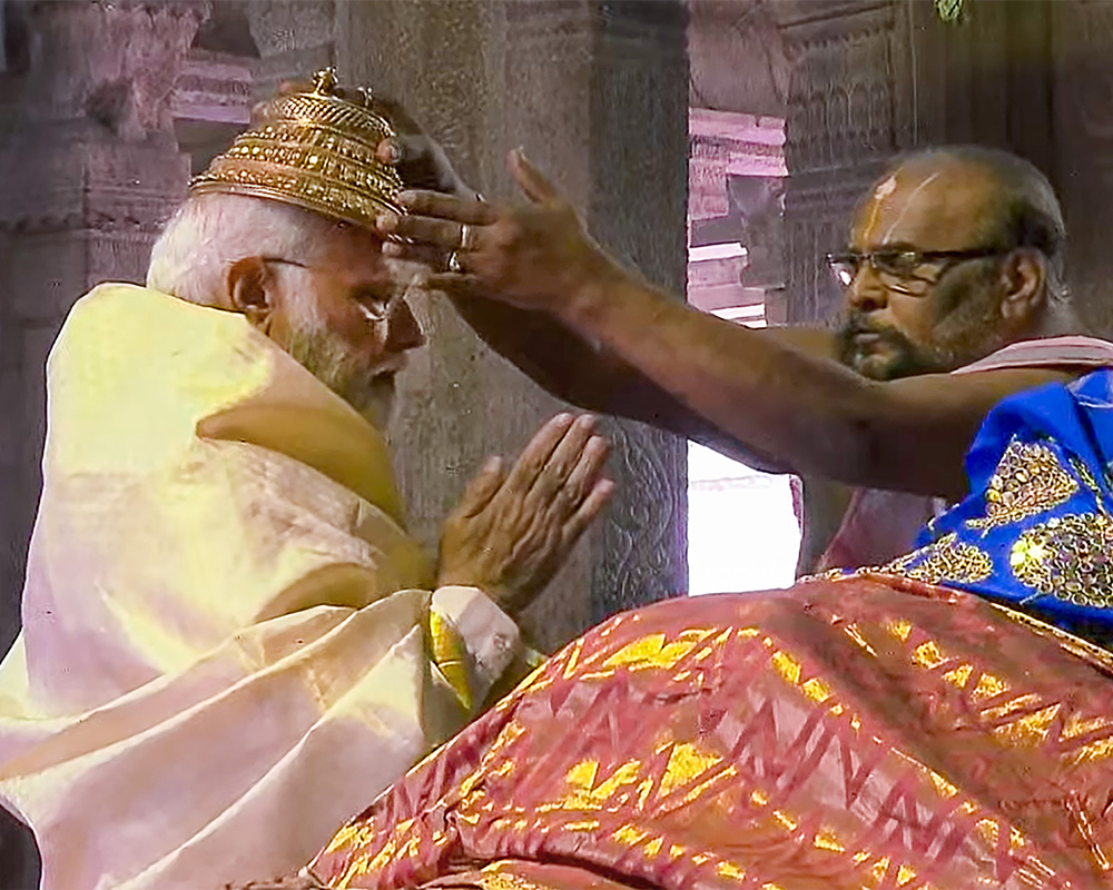 PM Modi prays in TN's Sri Rangam temple