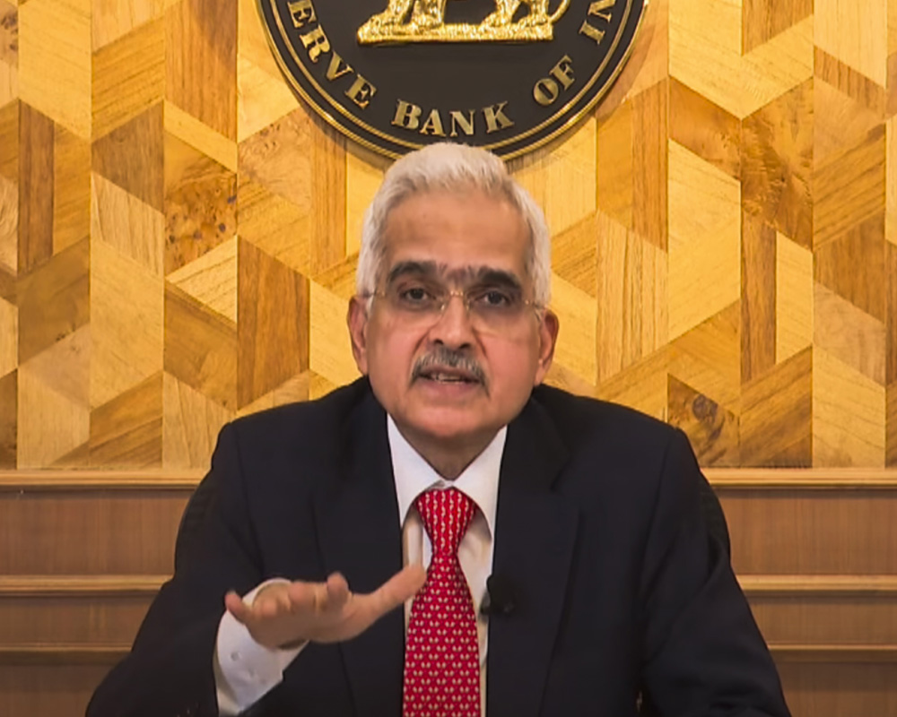 RBI keeps policy rate unchanged, cuts GDP forecast to 6.6 pc