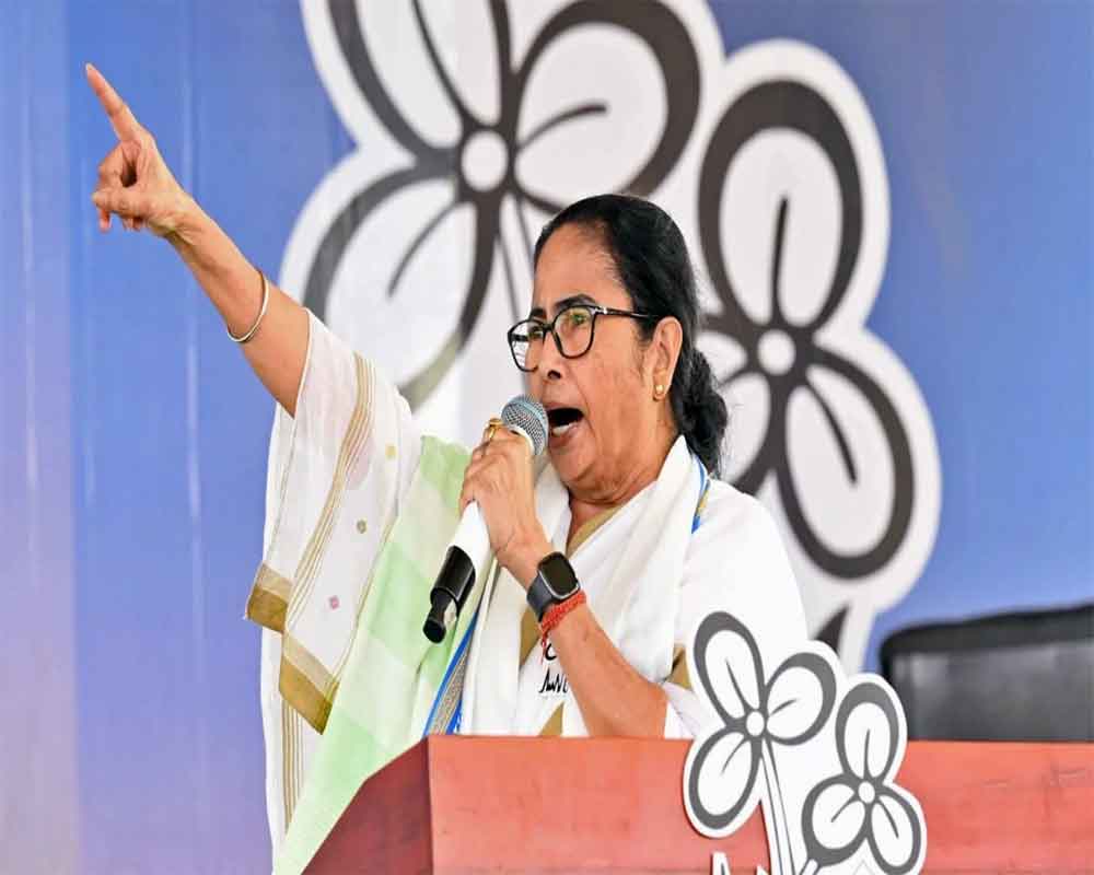 Will offer shelter to anyone in distress who comes knocking on our door: Mamata on Bangla situation