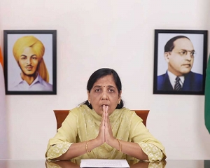AAP MLAs meet Sunita Kejriwal, assert that CM Kejriwal should not step down