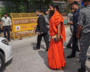 Ads case: SC asks Ramdev, Balkrishna to issue public apology; says not letting them off hook yet