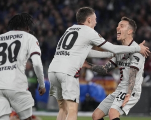 Bayer Leverkusen's record unbeaten march continues with a 2-0 win at Roma in Europa League
