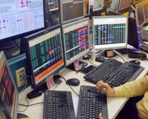 Sensex, Nifty climb in early trade on firm global market trends