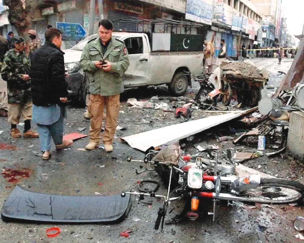 7 security personnel injured in Pakistan bomb blast