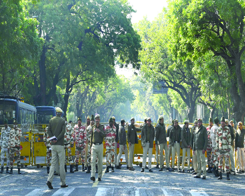 AAP, BJP workers crossfire over PM home, CMâ€™s mahal