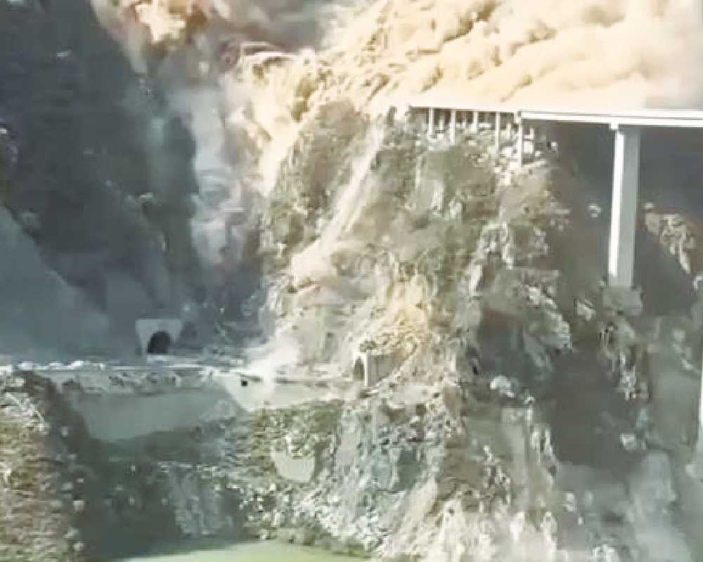 Bridge at hydropower station in China collapses
