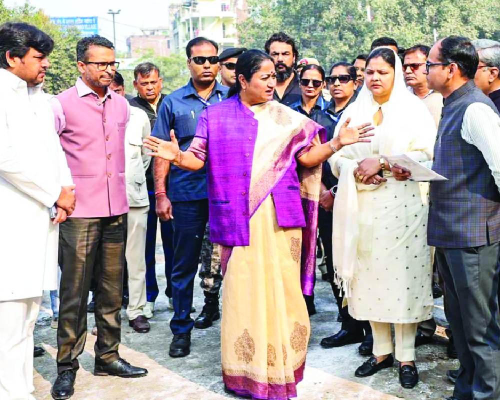 CM reviews cleanliness in Tehkhand, Tughlakabad