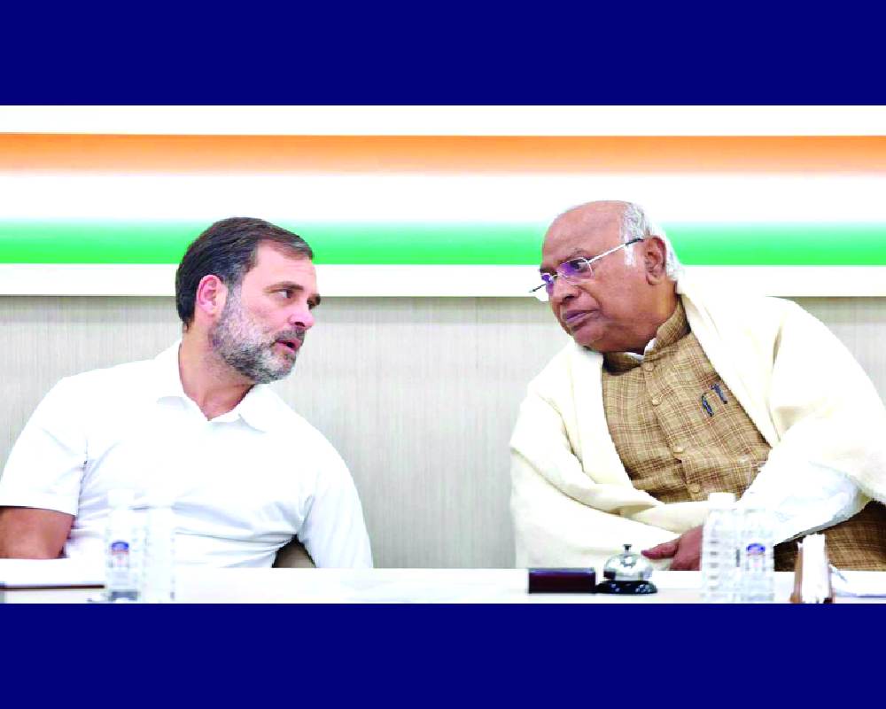 Congress huddles, blames ECI for Bihar loss