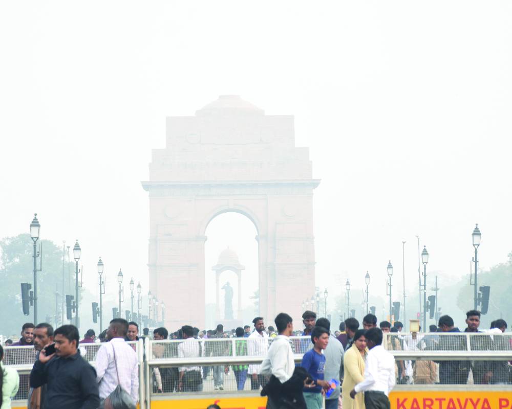 Delhi chokes under toxic smog, AQI hits 431