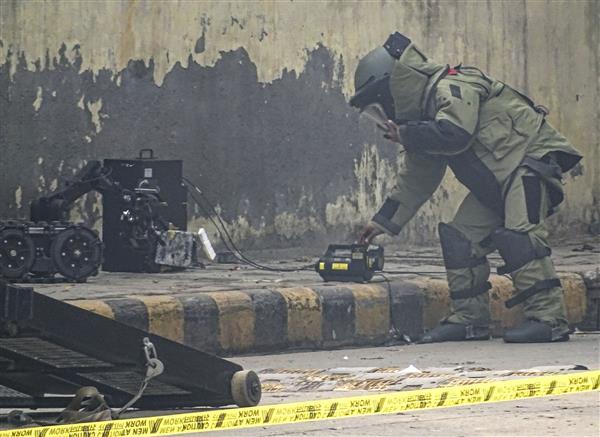Eight Killed, 24 Injured in Blast Near Red Fort