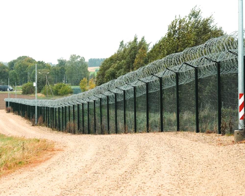 Estonia closes road through territory due to presence of Russian troops