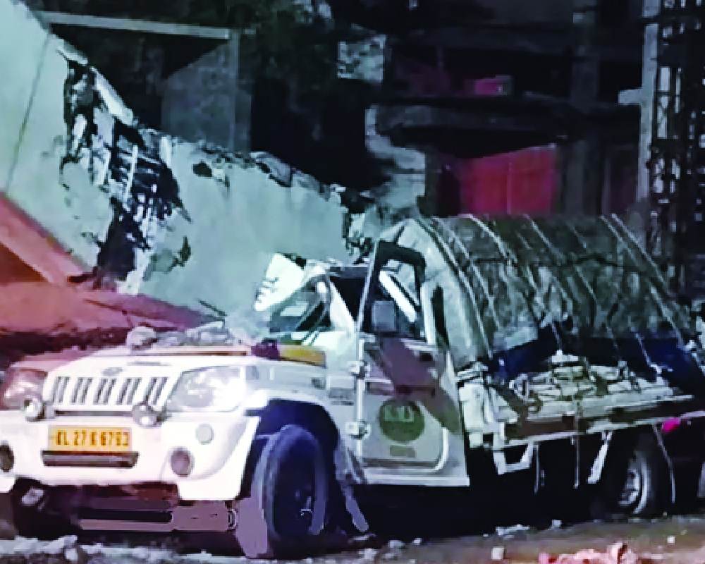 Man dies as girder collapses on vehicle