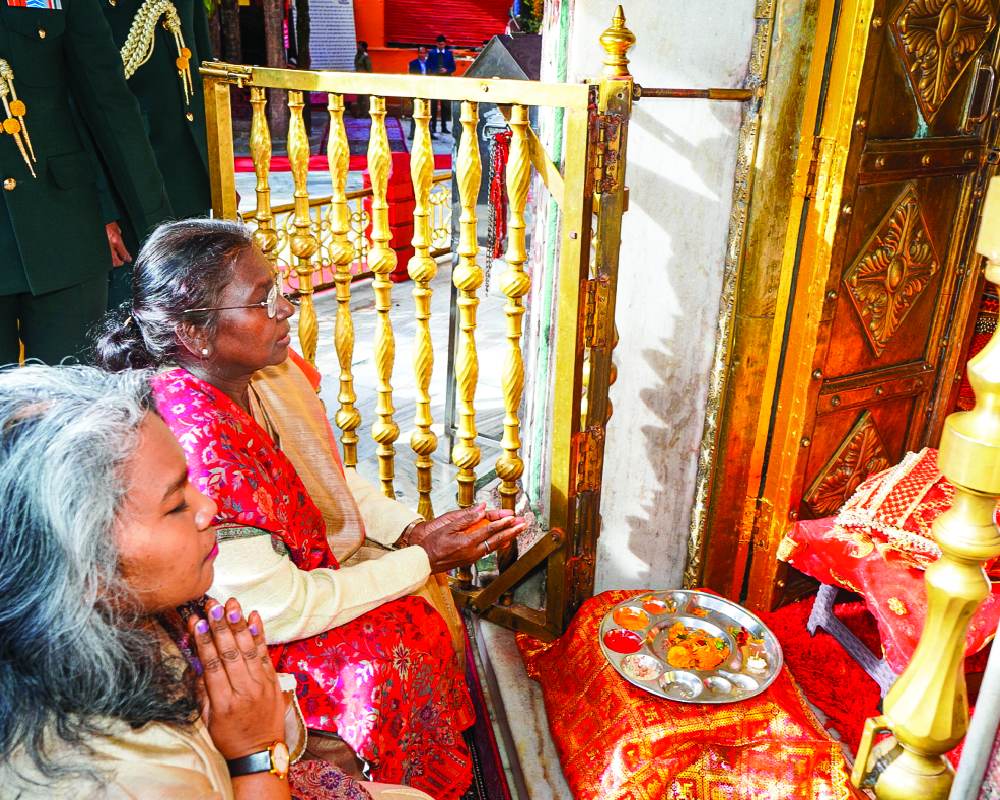 President offers prayers at Naina Devi Temple