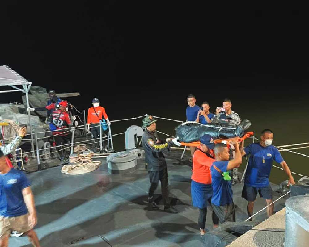 Rescuers searching for missing migrants