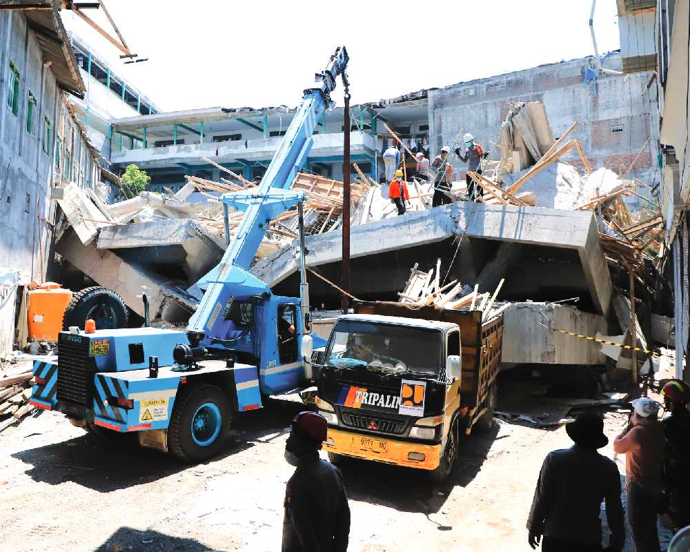 Rescuers turn to heavy machinery in Indonesia