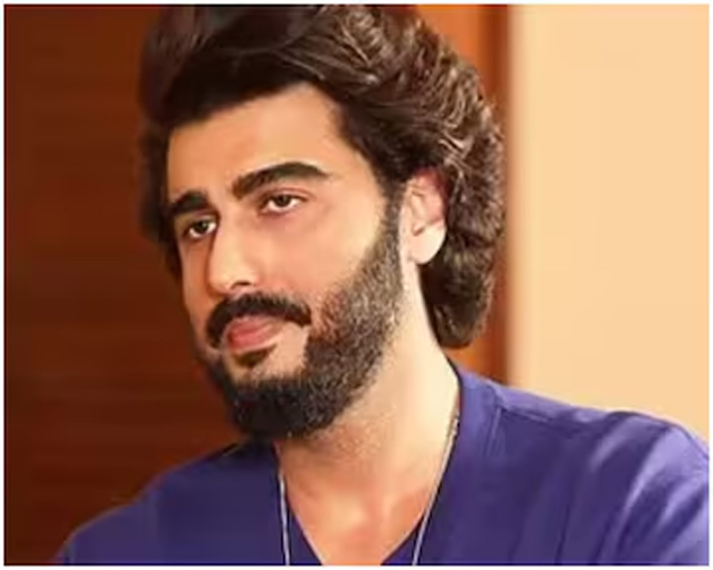 Roof of film set collapses during song shoot; no major injuries to cast-crew