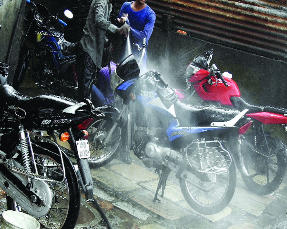 Royals, heroes on two-wheels