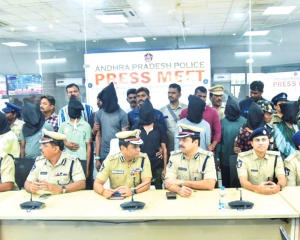 Andhra police arrest 50 maoists