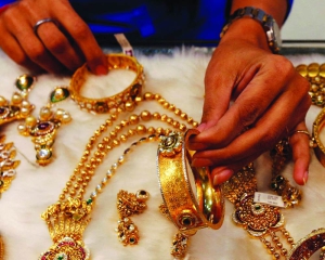 Gold prices drop for 3rd week as dollar gains