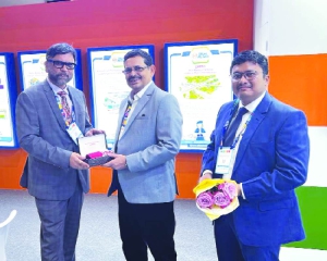Indian envoy visits metro stall at Barcelona expo