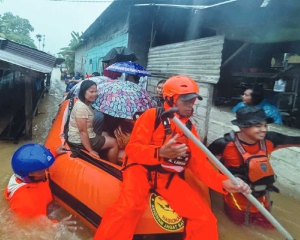 Landslides, floods hit Indonesia, 10 dead