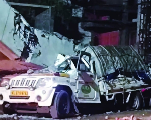 Man dies as girder collapses on vehicle