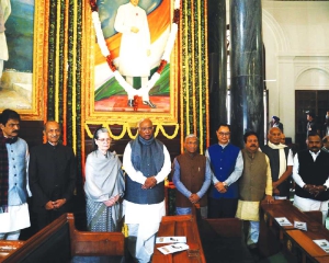 Parliamentarians pays floral tributes to Jawaharlal Nehru