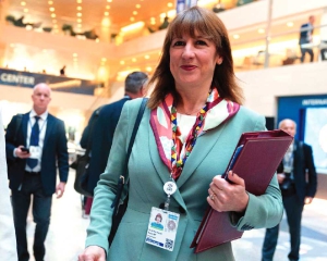 Rachel Reeves apologises  for breaking law